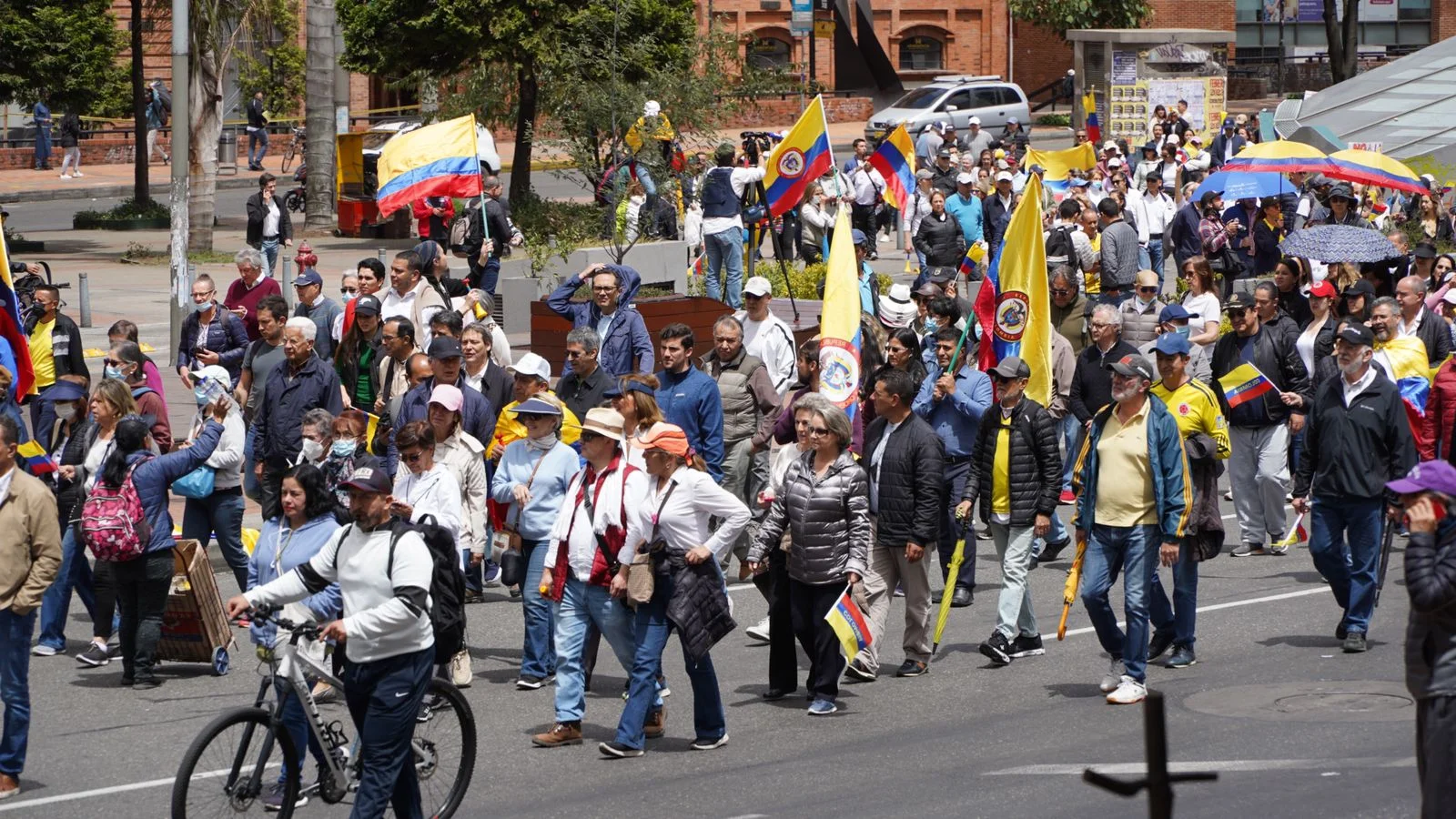 Oposición marcha contra reformas de Gustavo Petro 