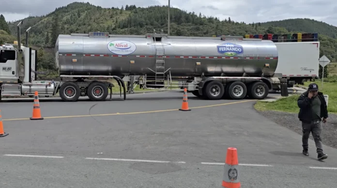 Transportadores bloquean vía Panamericana en Pasto