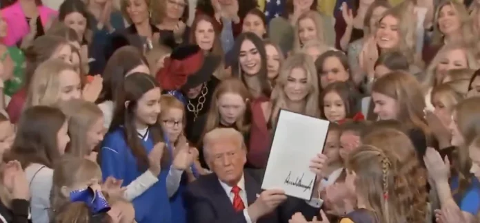 Donald Trump en la frima de una orden ejecutiva.