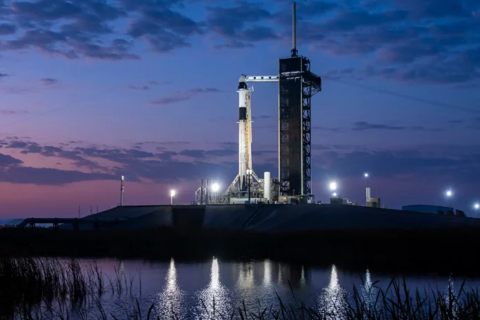 Un cohete Falcon 9 de SpaceX con la nave espacial Dragon de la compañía en su parte superior se observa al amanecer en la plataforma de lanzamiento del Complejo de Lanzamiento 39A del Centro Espacial Kennedy de la NASA en Florida el martes 11 de marzo de 2025, antes del lanzamiento de la SpaceX Crew-10 de la agencia. El despegue está previsto para las 19:03 EDT del viernes 14 de marzo de 2025. SpaceX Un cohete Falcon 9 de SpaceX con la nave espacial Dragon de la compañía en su parte superior se observa al amanecer en la plataforma de lanzamiento del Complejo de Lanzamiento 39A del Centro Espacial Kennedy de la NASA en Florida el martes 11 de marzo de 2025, antes del lanzamiento de la SpaceX Crew-10 de la agencia. El despegue está previsto para las 19:03 EDT del viernes 14 de marzo de 2025. SpaceX